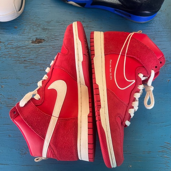 Nike Kids Red and White High-Top Sneakers Nike Dunk High - Picture 5 of 7